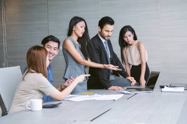 Meslektaşlar ortak bir toplantıya katılır, verileri analiz eder ve proje detaylarını tartışırlar. Takım çalışmaları, karışık perspektifleri ve ayarları dinamik ve hedefe yönelik bir iş atmosferini yansıtıyor..