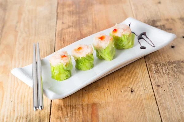 Bolinhos de camarão cozidos no vapor dim-sum — Fotografia de Stock