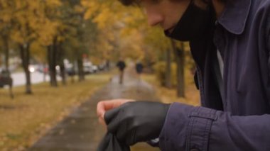 Adam lateks eldiven giyiyor.