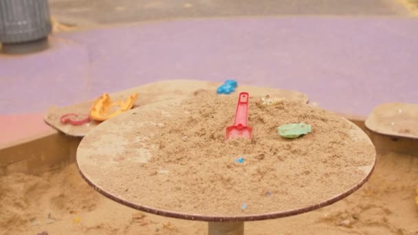 Çocuk oyuncakları kum havuzunda — Stok video