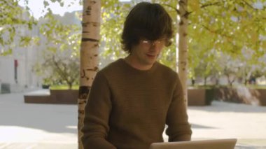 Dizüstü bilgisayarda hippi daktilosu