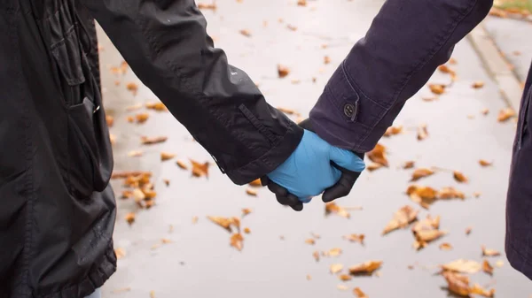 Paar geht Hand in Hand — Stockfoto