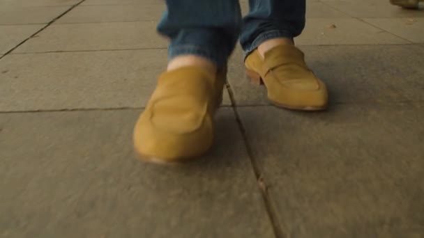 砂の色のブーツで男性の足のクローズアップ. — ストック動画