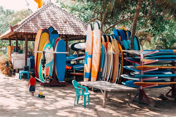 Surfing Plats Bali Med Färgglada Surfbrädor Aktiv Livsstil Liten Pojke — Stockfoto