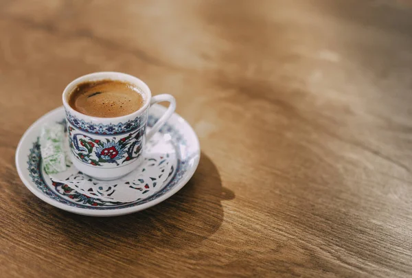 Tasse Türkischer Kaffee Auf Holztisch Kopierraum Links Makroaufnahme Nahaufnahme — Stockfoto