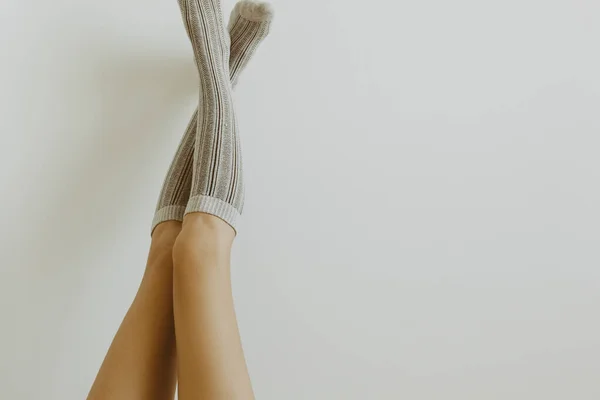 Jambes Féminines Sexy Chaussettes Hiver Hautes Sur Fond Mur Blanc — Photo