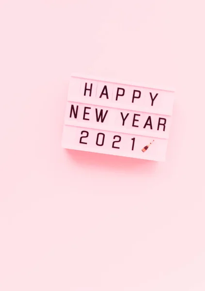 Tarjeta Creativa Feliz Año Nuevo 2021 Letras Sobre Fondo Rosa — Foto de Stock