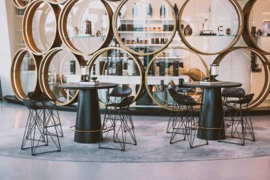 WAbu Dabi Oteli - Yas Adası, BAE - 10.02.2020. Lüks iç tasarım. Petrol platformlarının grafiksel çerçevesi, lobi Roastery Cafe.