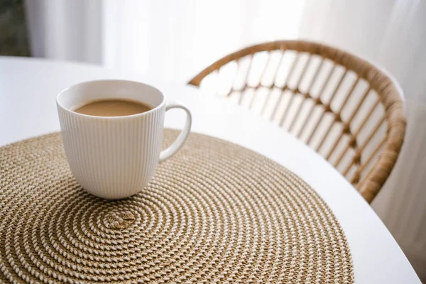 Weiße Tasse Kaffee Auf Weidenmatte Hintergrund Mit Weißem Tisch Und — Stockfoto