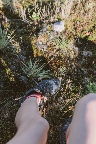 Wandern Den Bergen Frauenbeine Sportstiefeln Vor Dem Hintergrund Des Hochlandes — Stockfoto