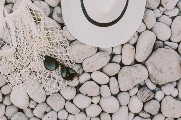 ハバナの帽子 バッグ サングラス 夏時間 休暇の概念 パステルカラー エコライフコンセプト スペースのコピー — ストック写真