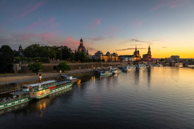 Almanya 'nın Dresden şehrinde gün batımında Elbe Nehri' nden görüldü.