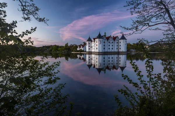 Kuzey Almanya 'da Flensburg yakınlarındaki Glcksburg Şatosu