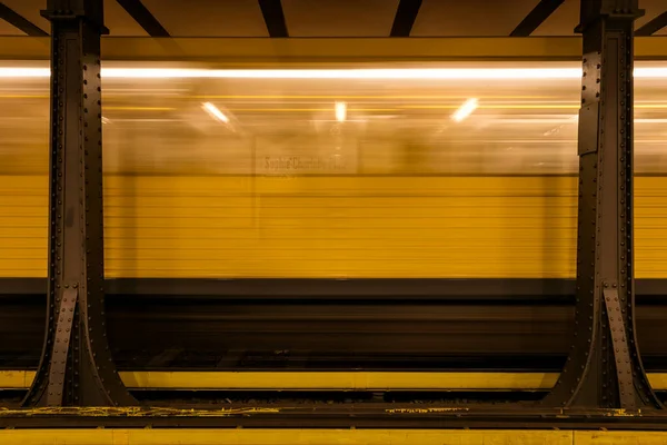 Berlin 'de Sophie Charlotte Platz İstasyonu' ndan geçen tren.