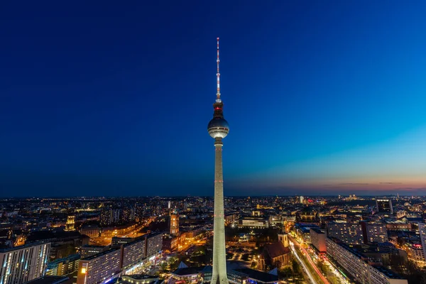 Berlin Fernsehturm (TV Kulesi) gün batımında görülüyor