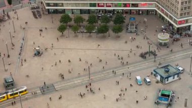 Almanya 'nın başkenti Berlin' de Alexander Platz 'ı geçen bir Zaman Geçidi klibi