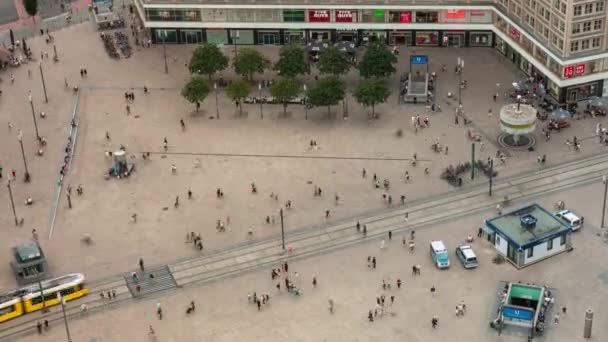 Ein Zeitraffer Clip Von Menschen Die Den Alexanderplatz Berlin Überqueren — Stockvideo