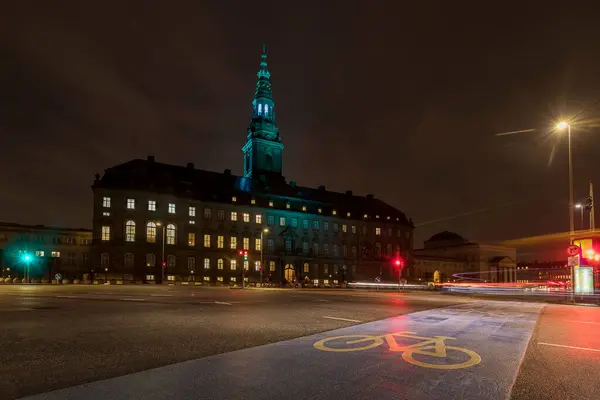 Danimarka parlamentosunun merkezi Kopenhag 'daki Christiansborg Kalesi' nden geçen trafik
