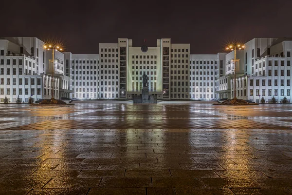 Minsk 'teki bağımsızlık meydanındaki hükümet binasının önündeki Lenin Anıtı yağmurlu bir gecede görüldü.