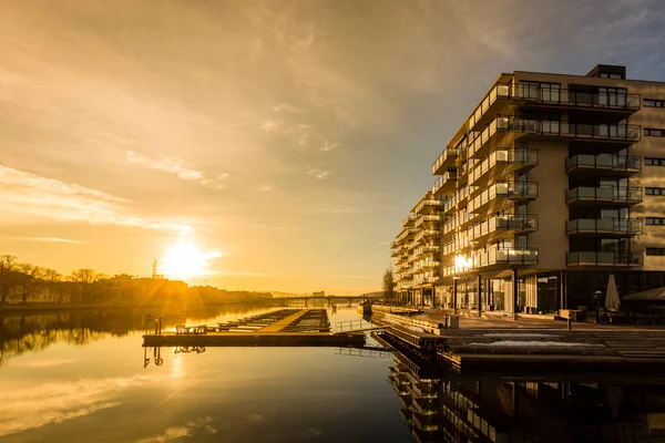 Drammen, Norveç 'te gündoğumu, Drammenselven' in hemen yanındaki yeni apartman binaları (Drammen Nehri))
