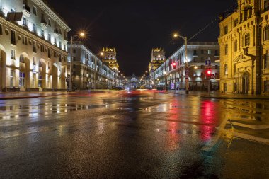 Minsk 'in Kapıları ve Ana Tren İstasyonu Yağmurlu bir gecede.