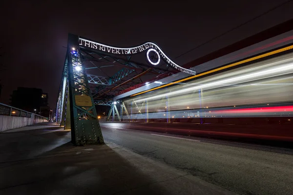 Toronto tramvayı Queen Caddesi Köprüsünü geçiyor