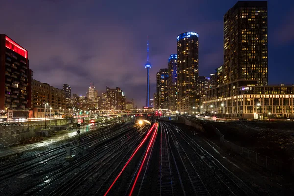 Toronto şehir merkezinde tren rayları, CN kulesi arkasında.