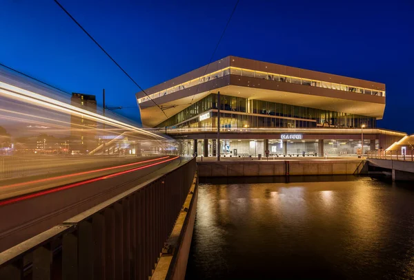 Danimarka Aarhus 'taki Dokk1 Kültür Evi' nden geçen hafif demiryolu hattı.