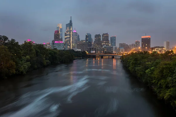 Pennsylvania, ABD 'deki Skyline Schuylkill Nehri boyunca görüldü.