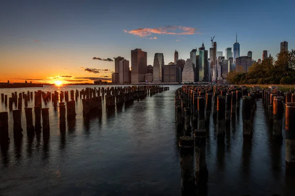 New York Skyline gün batımında Brooklyn Park 'tan görüldü