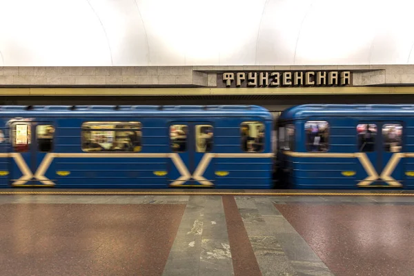 Minsk Belarus 'taki metro istasyonuna varan tren.