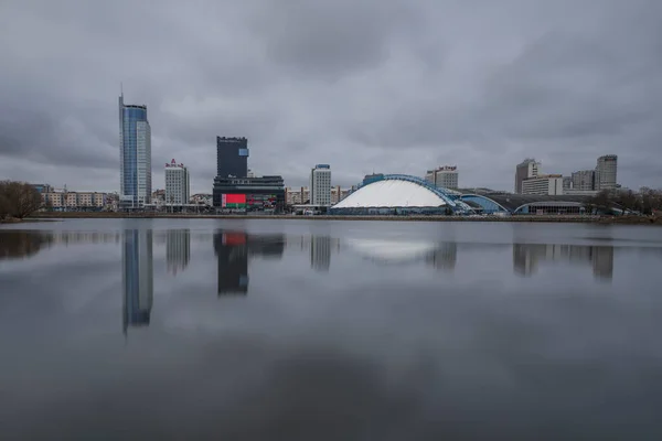 Svislach nehri ile Minsk Belarus 'un ufuk çizgisi