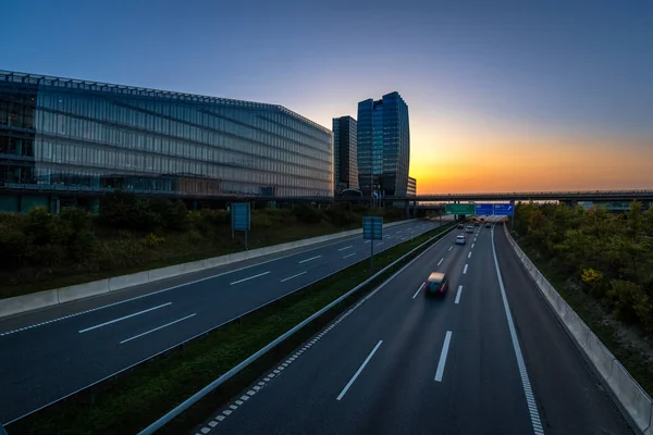 Kopenhag, Danimarka 'da gün batımında havaalanı yakınında otoyol