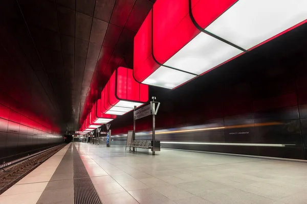 カラフルな稲妻とハンブルクのハーフェン市地下駅 — ストック写真