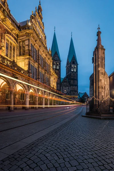 Bremen Katedrali 'nin arkasında Bremen Belediye Binası' ndan geçen bir tramvay.