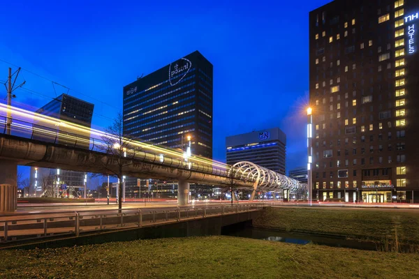 Geceleri Den Haag Holland 'daki ofis binaları