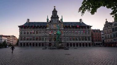 Belçika 'daki güzel Antwerpen Belediye Binası' nın ve Büyük Pazar Meydanı 'ndaki insanların...