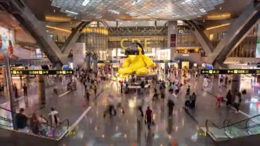 Katar 'daki Doha Hamad Uluslararası Havalimanı' ndaki işlek terminalden zaman aşımı videosu. Arka planda ünlü Lamba Ayısı var.