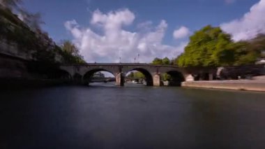 Fransa 'nın başkenti Paris' teki Seine Nehri 'nde tekne turunun hiperlapse klibi.