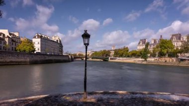 Fransa 'nın Paris kentindeki Seine nehrinin kıyısında bir sokak lambası ve oradan geçen turist tekneleri. Zaman Ayarı Klipsi