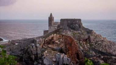 İtalya 'da La Spezia yakınlarındaki Porto Venere' deki kayalıklarda Aziz Peter Kilisesi 'nin zaman klibi. Gün batımında