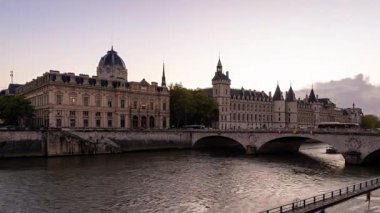 Paris, Fransa 'daki Conciergerie binası ve Pont au Change köprüsünün hızlandırılmış klibi
