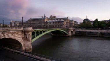Pont Notre Dame Köprüsü 'nün ve Fransa' nın Paris, Seine Nehri 'ndeki trafiğin hızlandırılmış klibi.