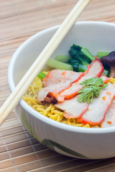 Fideos de huevo chinos con cerdo rojo en sopa caliente —  Fotos de Stock