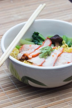 sıcak çorba içinde kırmızı domuz ile Çin yumurta noodles