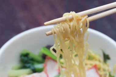 sıcak çorba içinde kırmızı domuz ile Çin yumurta noodles
