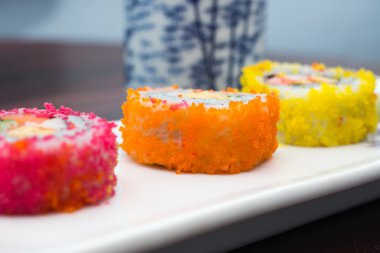 lezzetli suşi ahşap masa ile çay Servisi.