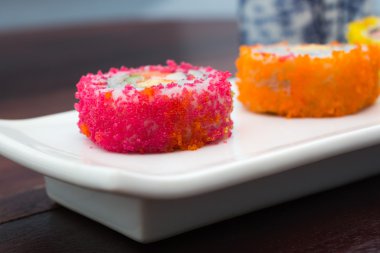 lezzetli suşi ahşap masa ile çay Servisi.