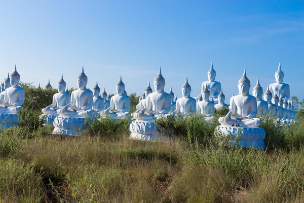 Rauwe witte buddha status op blauwe hemelachtergrond — Stockfoto