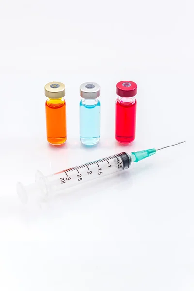 The vaccine and a hypodermic syringe — Stock Photo, Image